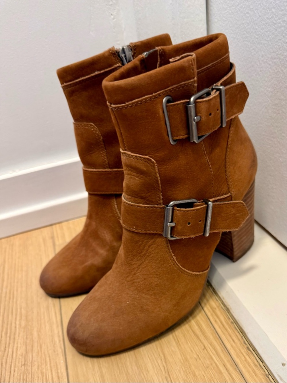 LIKE NEW! VINCE CAMUTO Women's Tan Suede Buckle Ankle Boots SZ 6.5